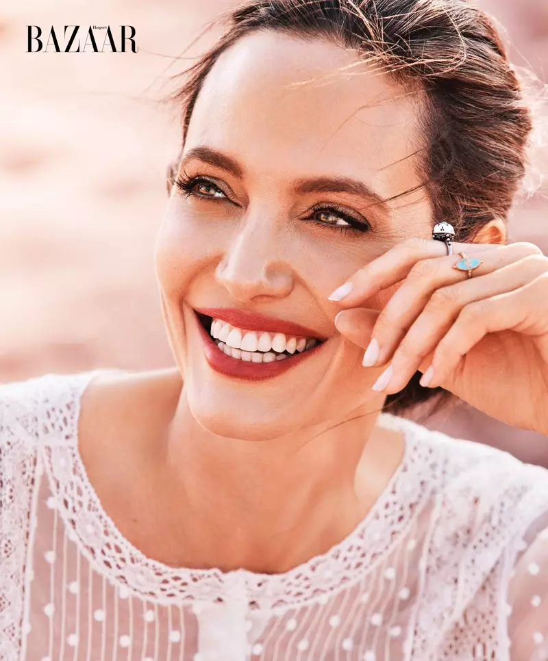 Robiąc zbliżenie, Angelina Jolie pozuje w sukience Diora i pierścionkach