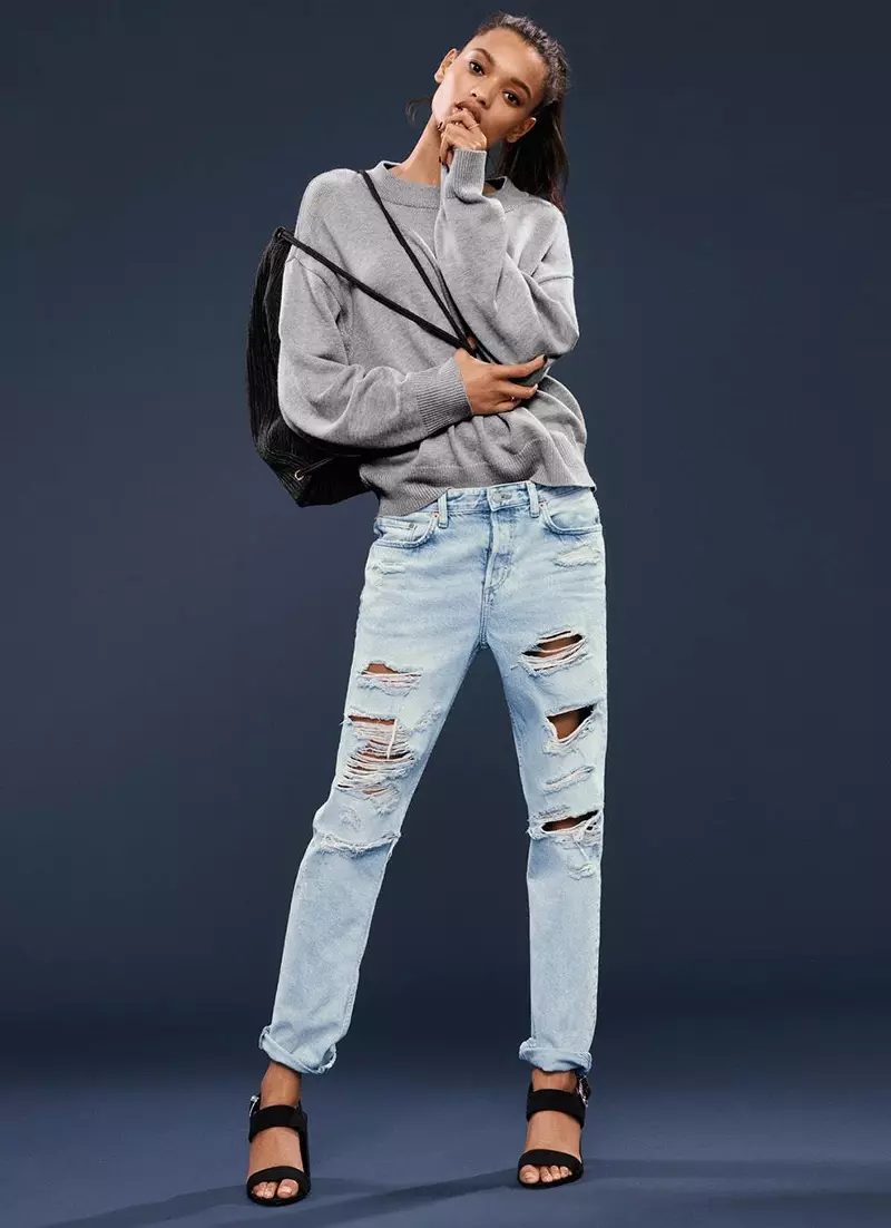 H&M striktrøje, rygsæk, boyfriend low ripped jeans og imiterede ruskindssandaler