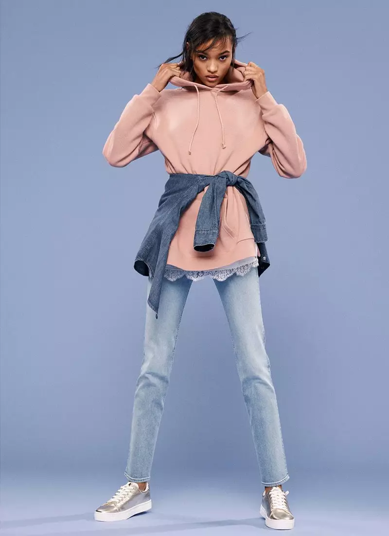 H&M Hooded Sweatshirt, Camisole Top with Lace, Denim Shirt (ពាក់ជុំវិញចង្កេះ), ខោខូវប៊យធម្មតាត្រង់ និងស្បែកជើងប៉ាតាពណ៌មាស