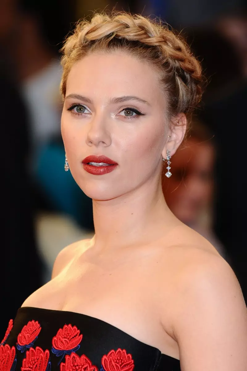 Scarlett Johansson har på seg en flettet melkepikefrisyre. Foto: Shutterstock.com.