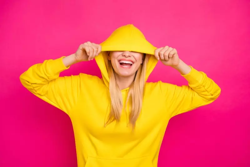 Smiling Blonde Model Yellow Hoodie Hood Sama Mai Rufe Fuska