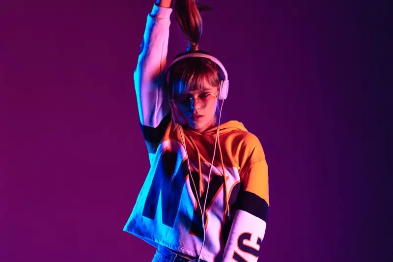 Purple Light Model Graphic Hoodie Kopfhörer