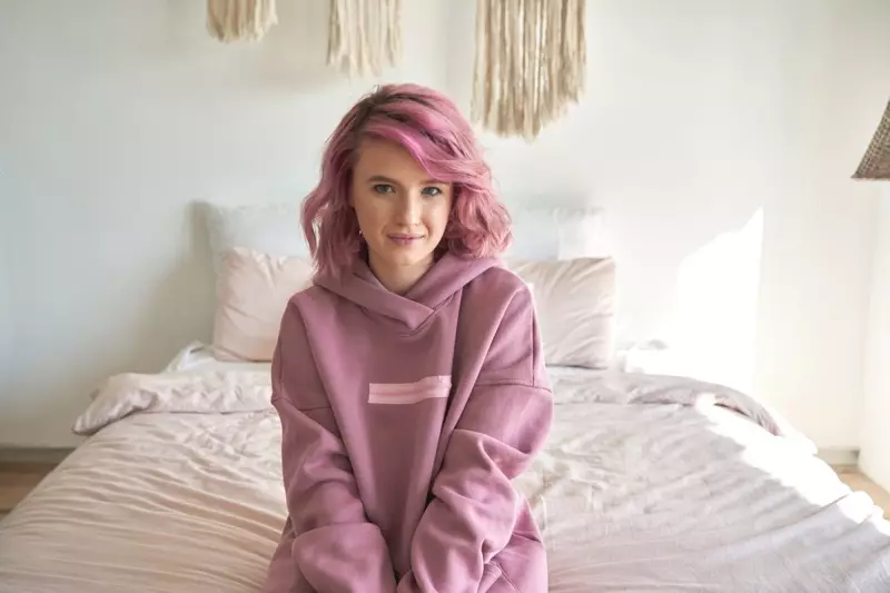 Bişirîn Girl Pink Hair Hoodie Bedroom