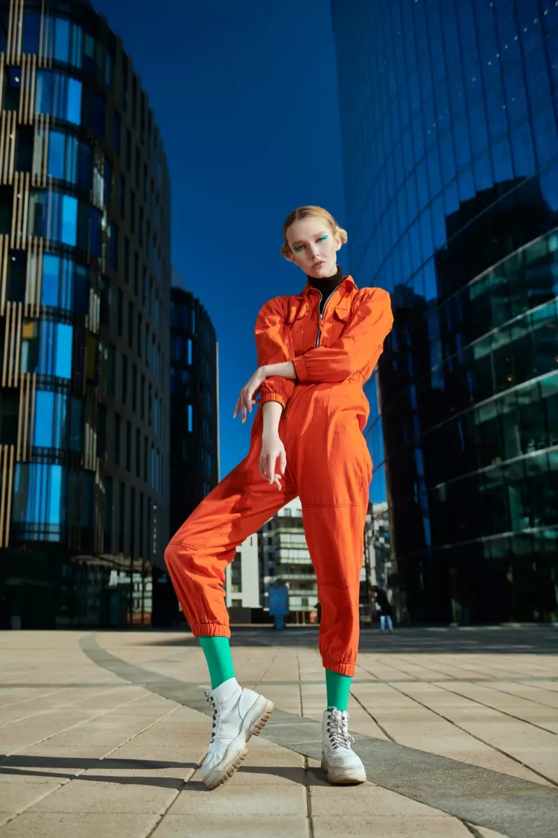 Modelis Orange Jumpsuit Fashion Street Shot