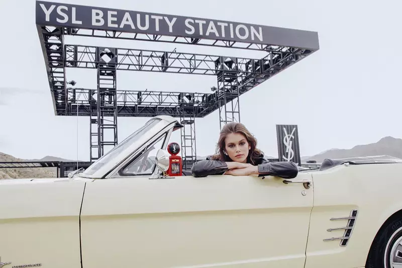 Nag-posing sa usa ka convertible, si Kaia Gerber nag-una sa kampanya sa YSL Beauty Station