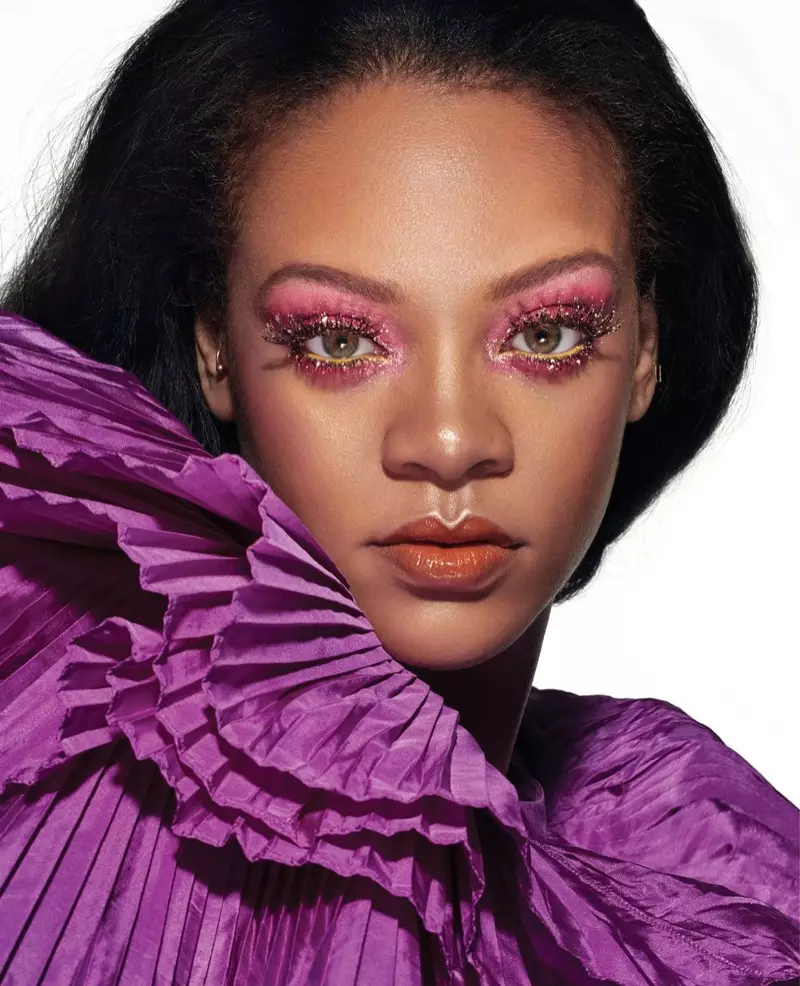 O le ofuina o se mata iila e fai ai foliga, o Rihanna o loʻo tu i le ofu Valentino Haute Couture