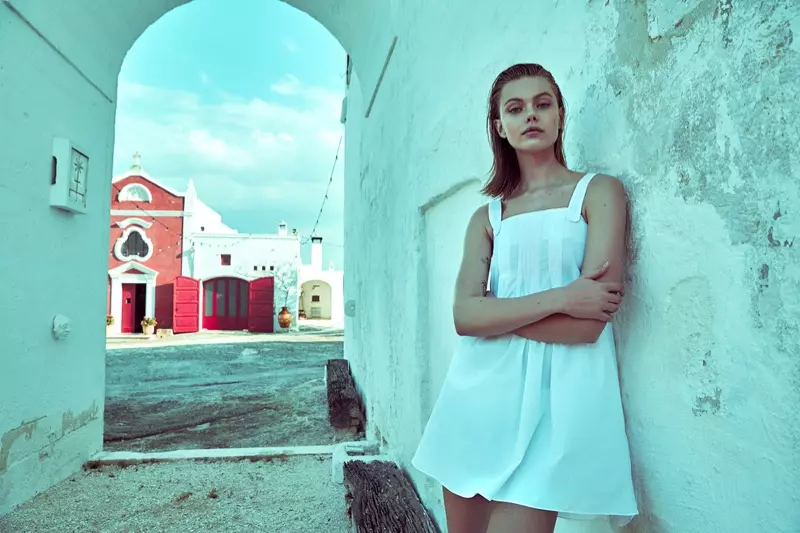 Frida Gustavsson porte un style estival décontracté pour ELLE Suède