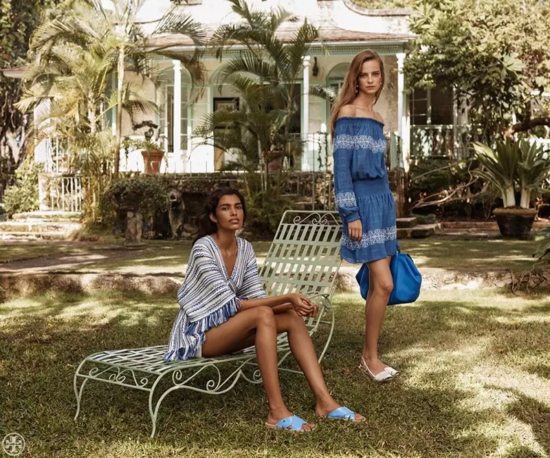 (kairėje) Tory Burch Gwen Tunika ir Bima Patent Espadrille Slide (dešinėje) Tory Burch Loretta Tunikos suknelė ir Pietra sandalai