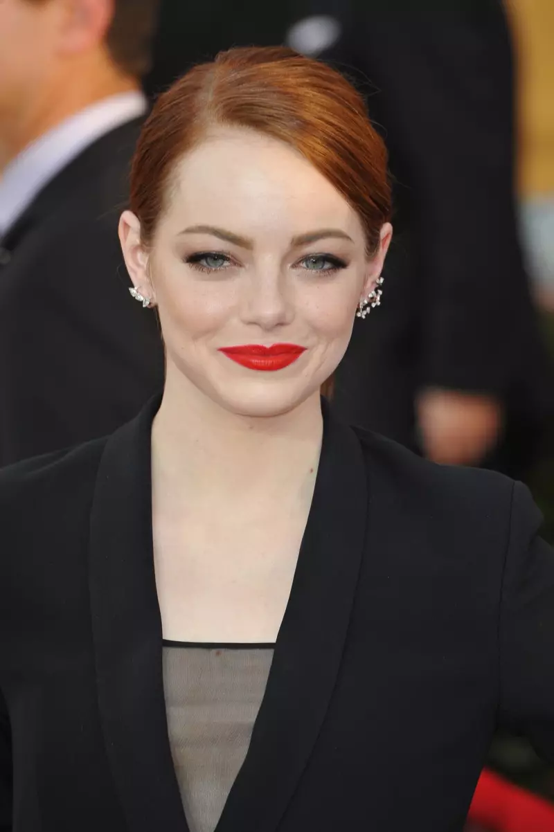 在 2015 年美国演员工会奖颁奖典礼上，艾玛·斯通 (Emma Stone) 留着一头光滑的后背发型。照片：捷豹 PS/Shutterstock.com