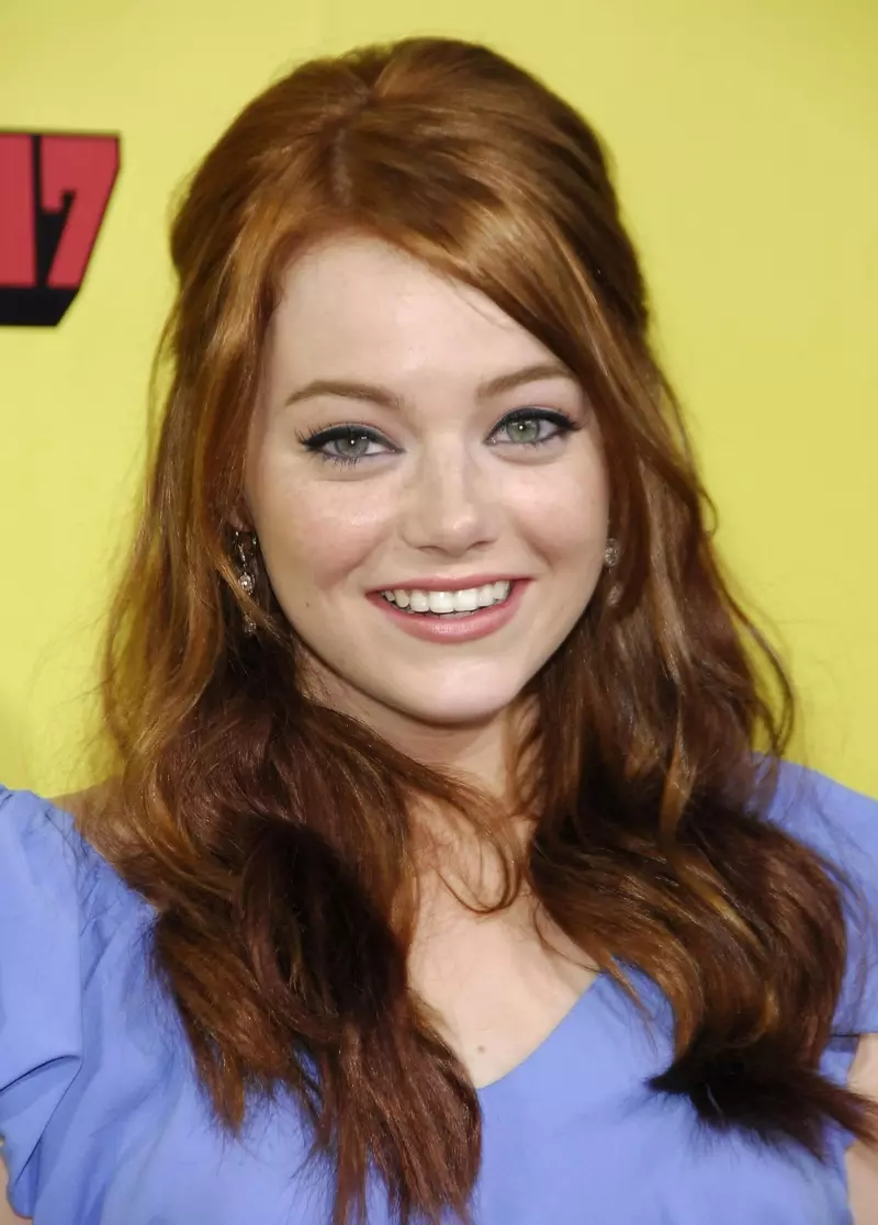 Vuonna 2007 Emma Stone debytoi vaaleammat punaiset hiukset vaaleilla korostuksilla. Kuva: Everett Collection / Shutterstock.com