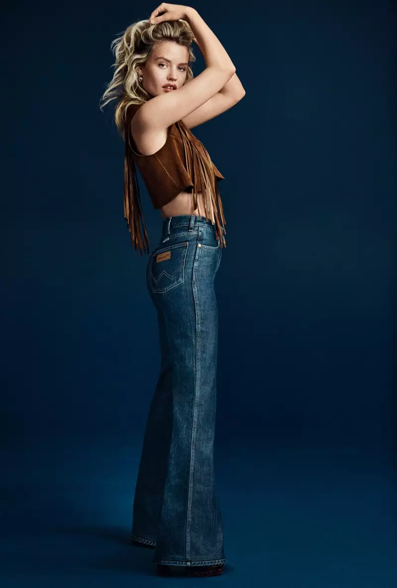 Georgia May Jagger, met 'n franjebaadjie, staan voor die veldtog van Wrangler Heritage Collection lente-somer 2021.