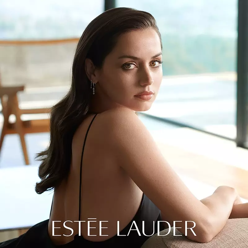 La actriz Ana de Armas se convierte en embajadora mundial de Estee Lauder.