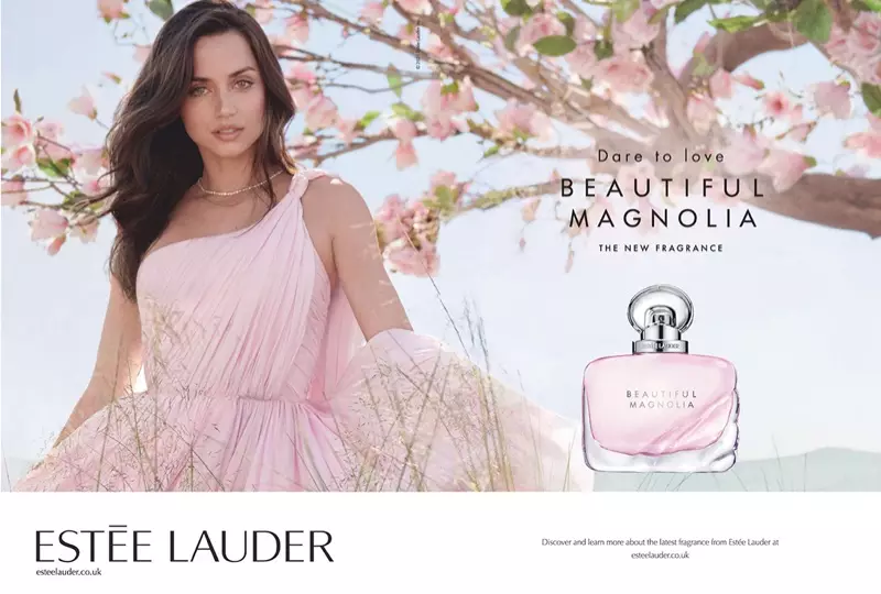 Estee Lauder bi Ana de Armas re kampanyaya bîhnxweşiya Beautiful Magnolia eşkere dike.