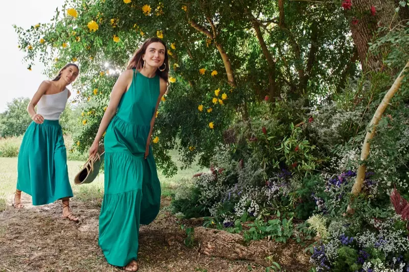 Lumalabas sina Kayla Wilkins at Andreea Diaconu sa Mango Life in Bloom summer 2020 campaign.