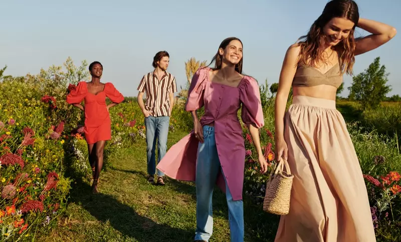 Itinatampok ang mga panlabas na istilo sa Mango Life in Bloom summer 2020 campaign.