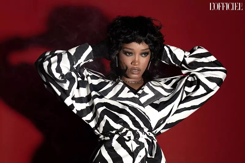 Keke Palmer draagt een print en poseert in de jas van Jovana Louis. Foto: Quintin en Ron