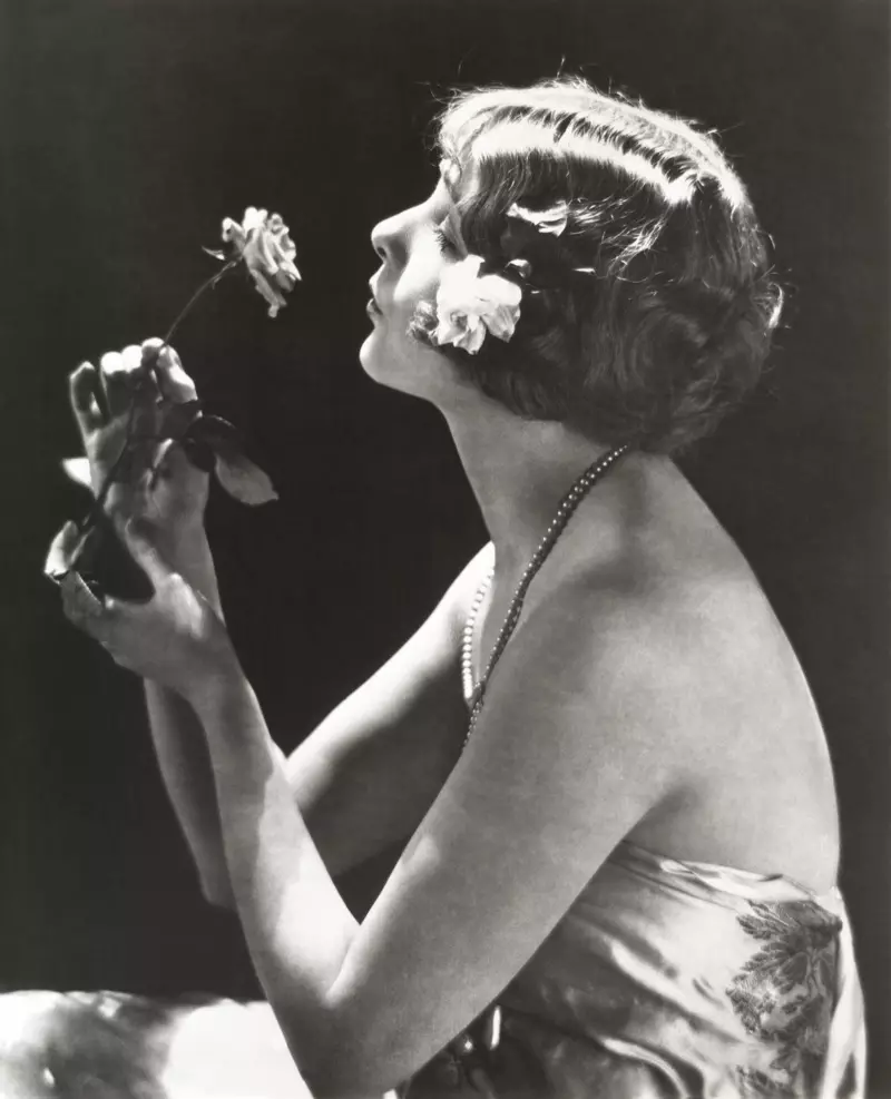 Przypięta fryzura bobowa w latach dwudziestych była łatwym sposobem na uzyskanie krótkiego wyglądu dla osób z długimi włosami. Zdjęcie: Shutterstock.com