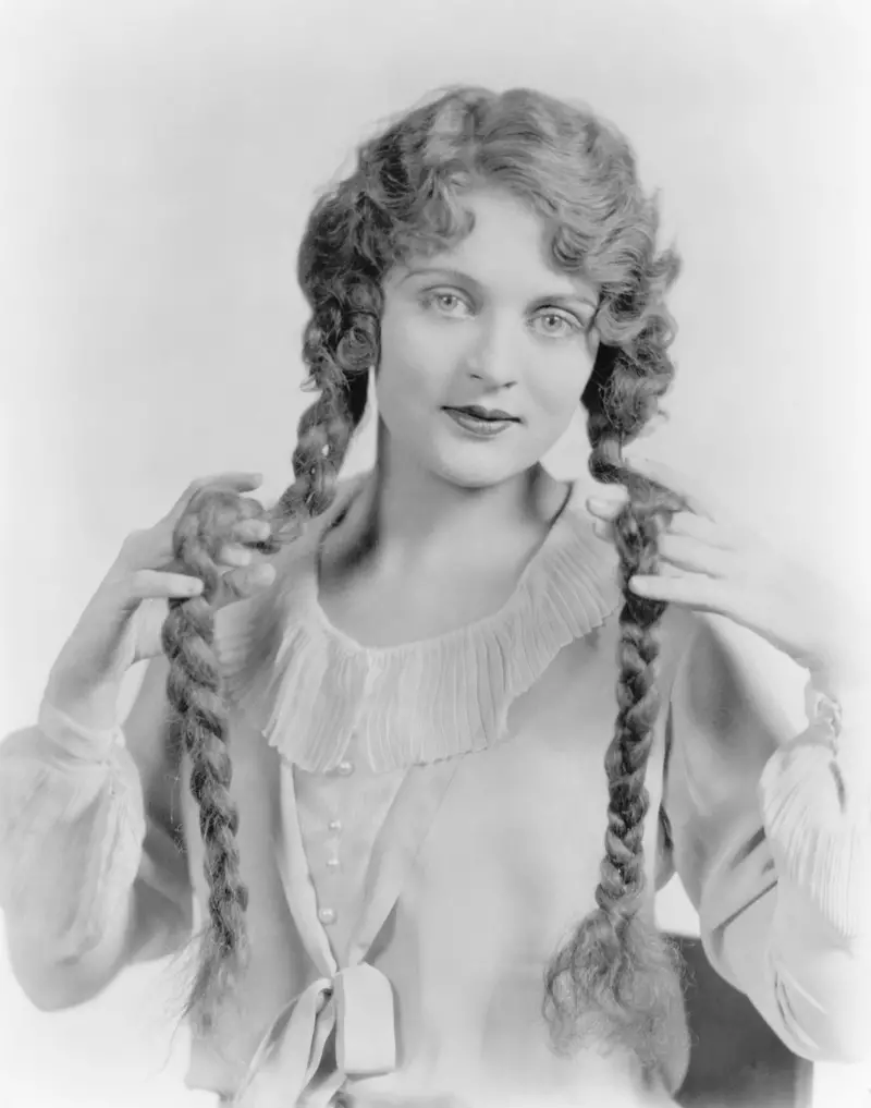 ผมยาวก็เป็นที่นิยมในปี ค.ศ. 1920 นี่คือผู้หญิงที่มีคลื่นและผมเปียถักเปีย ภาพ: Shutterstock.com