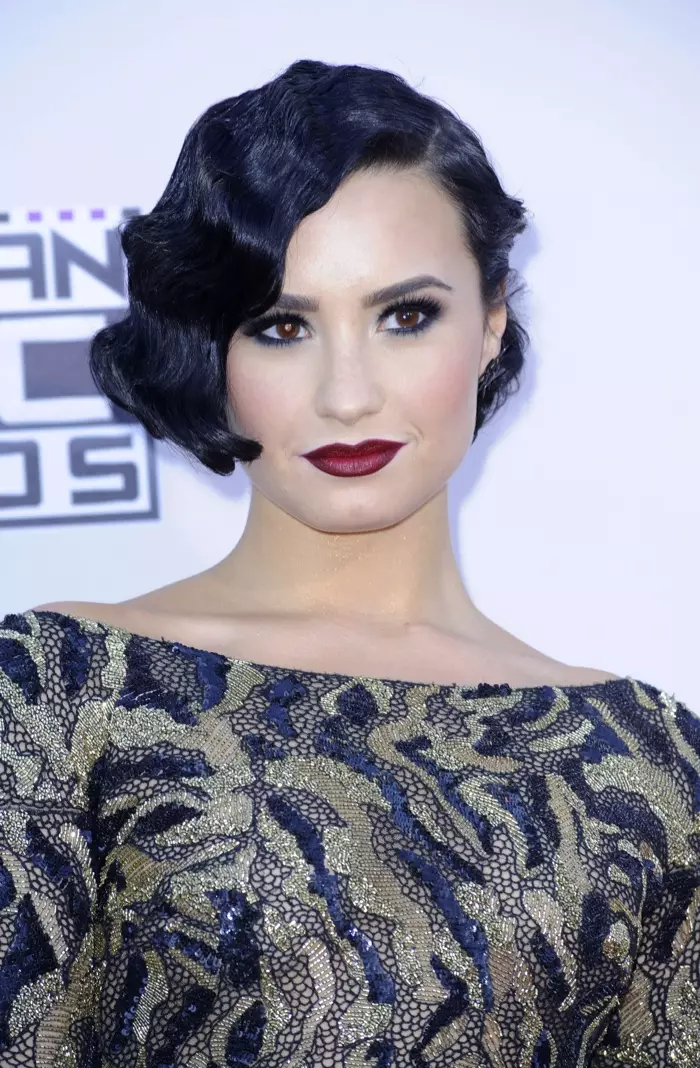 Ca sĩ Demi Lovato kênh tóc những năm 1920 với kiểu tóc sóng ngón tay ngắn.
