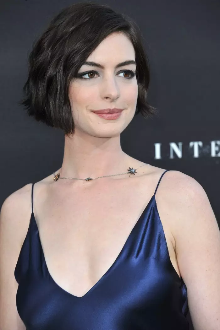Anne Hathaway cắt tóc bob cân đối để có vẻ ngoài mang âm hưởng hoài cổ.