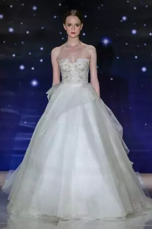 Reem Acra ทำเย็บปักถักร้อยสำหรับเจ้าสาวในฤดูใบไม้ผลิ