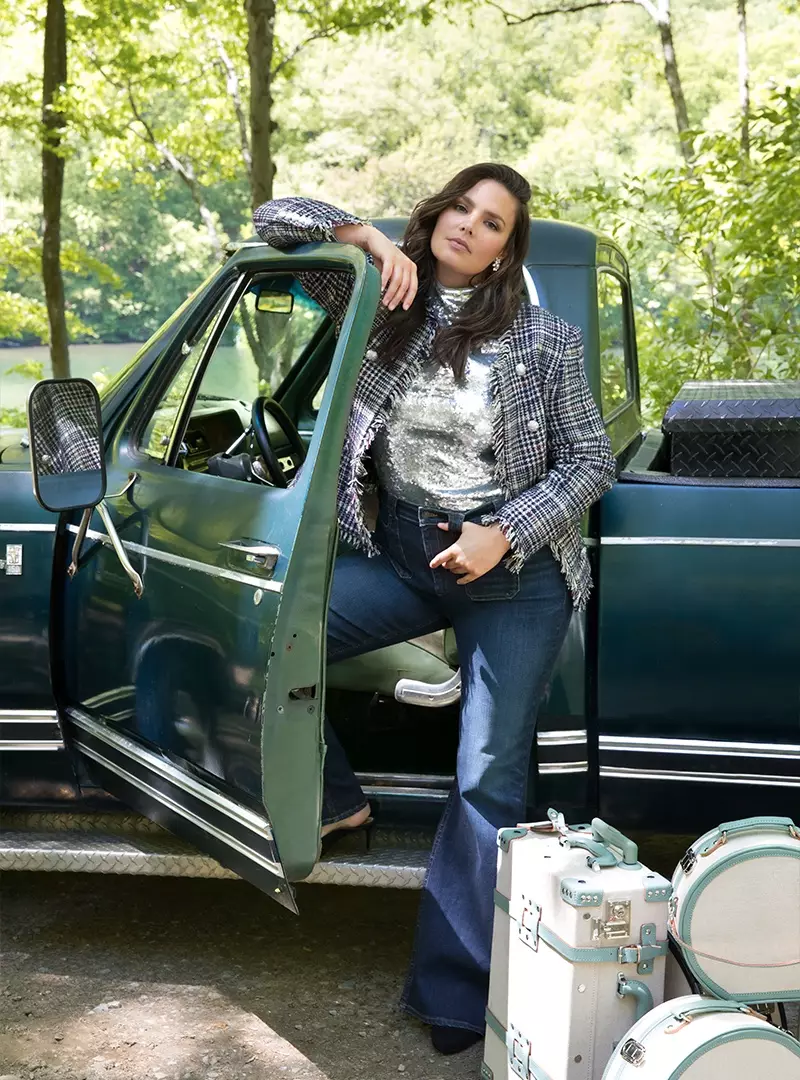 Pozirajući na otvorenom, Candice Huffine pojavljuje se u kampanji Veronice Beard jesen-zima 2019.