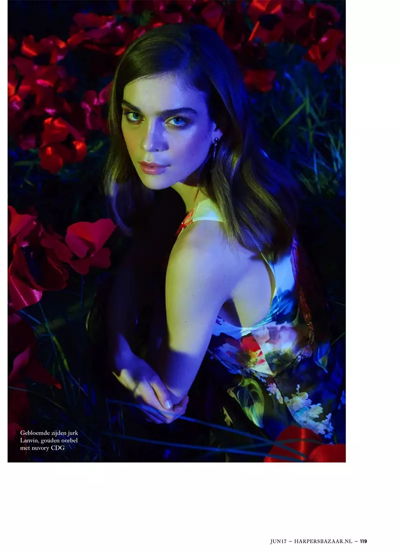 Kim Noorda abraza a moda floral en Harper's Bazaar Netherlands