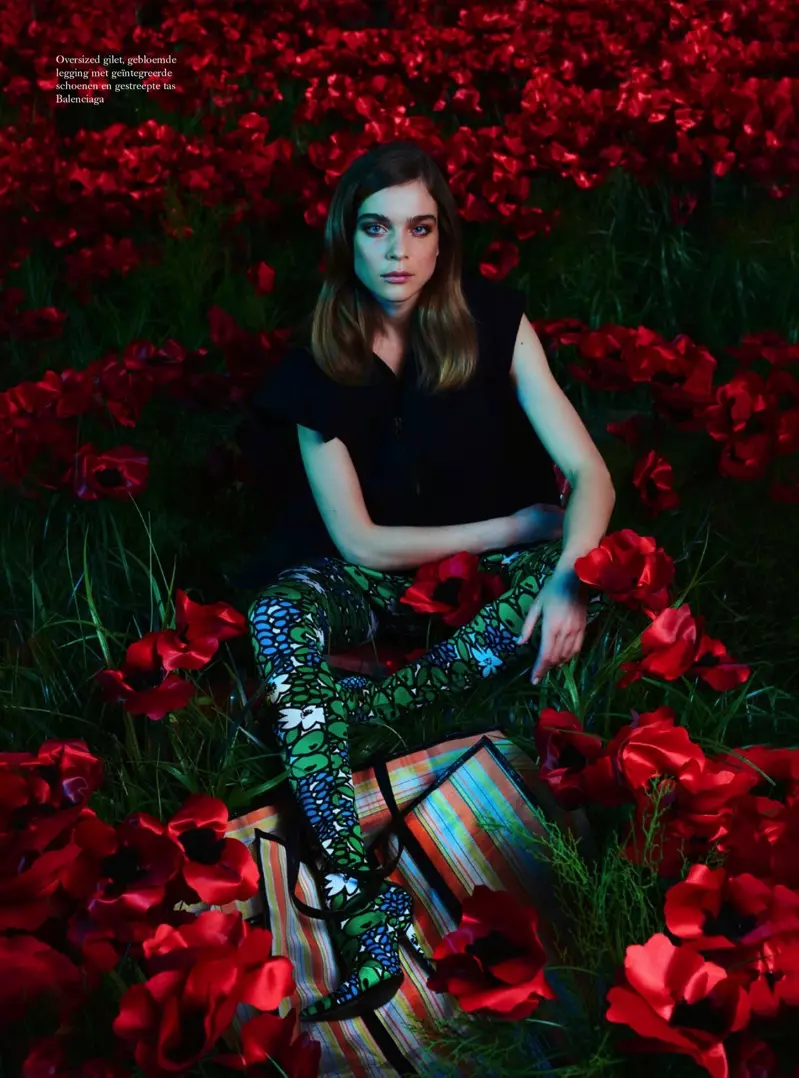 Kim Noorda abraça la moda floral a Harper's Bazaar Netherlands