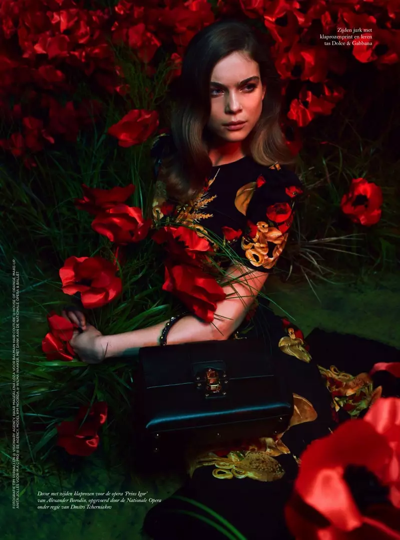 Kim Noorda yn Cofleidio Ffasiwn Blodau yn Harper's Bazaar yr Iseldiroedd