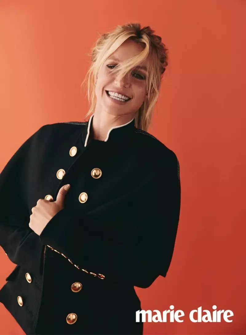 Britney Spears er smilende i militærinspirert jakke fra Burberry