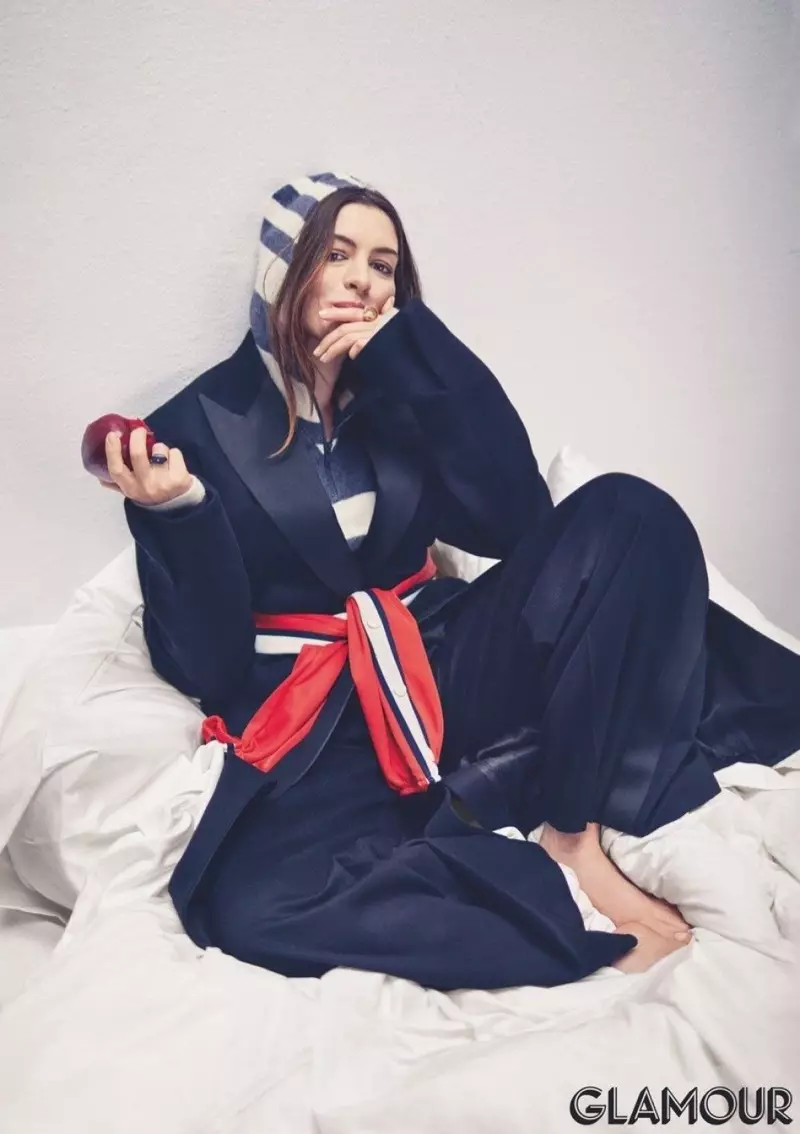 Nữ diễn viên Anne Hathaway tạo dáng trong áo khoác Celine, áo hoodie và quần với áo khoác Topshop (thắt lưng)