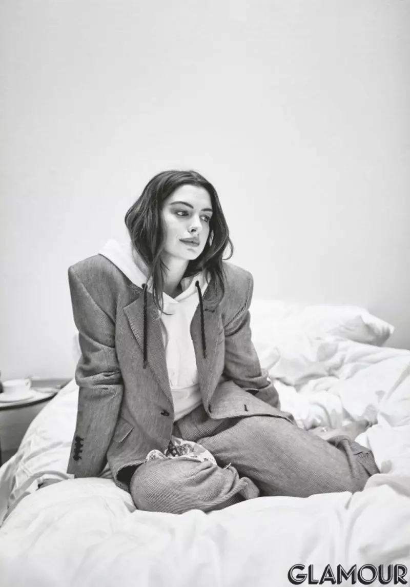 Caitheann Anne Hathaway blazer agus pants Eckhaus Latta le cochaill Ivy Park