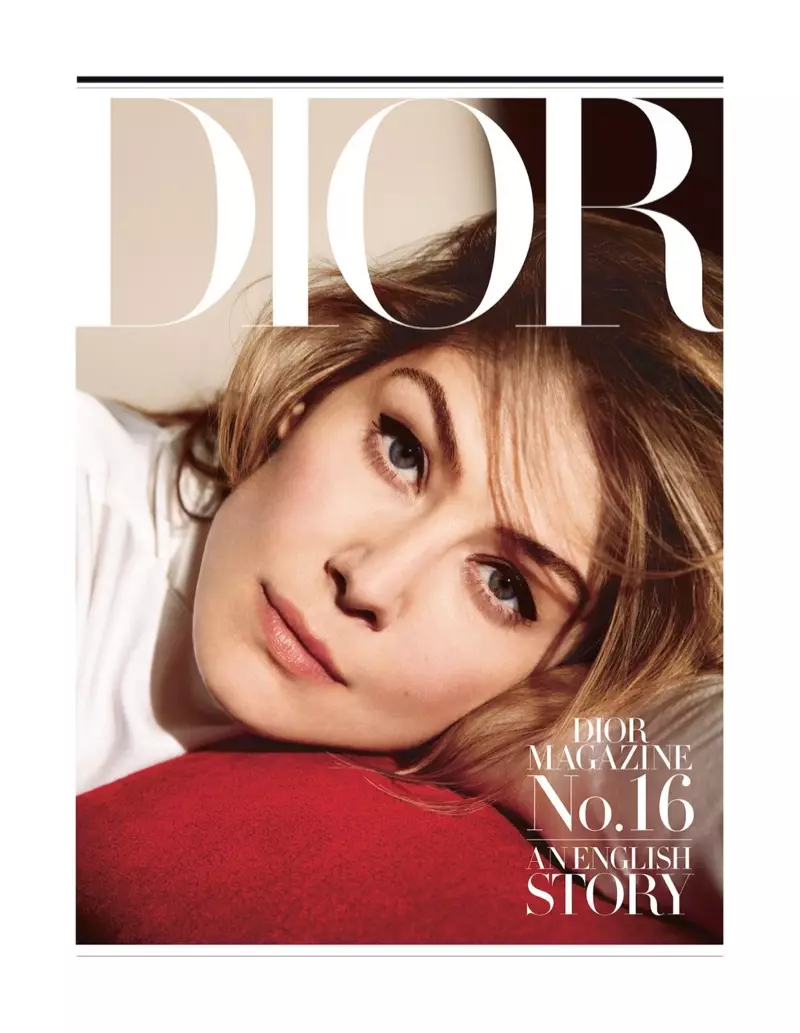 Rosamund Pike je v reviji Dior videti tako elegantna kot kdaj koli prej