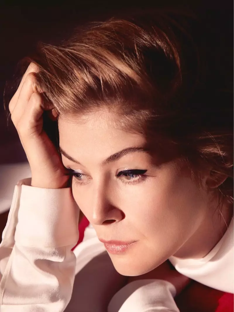 Actress Rosamund Pike tau txais nws closeup hauv Dior