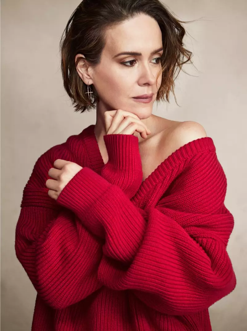 Aktris Sarah Paulson, Balenciaga kazağı ve Hirotaka küpesi takıyor