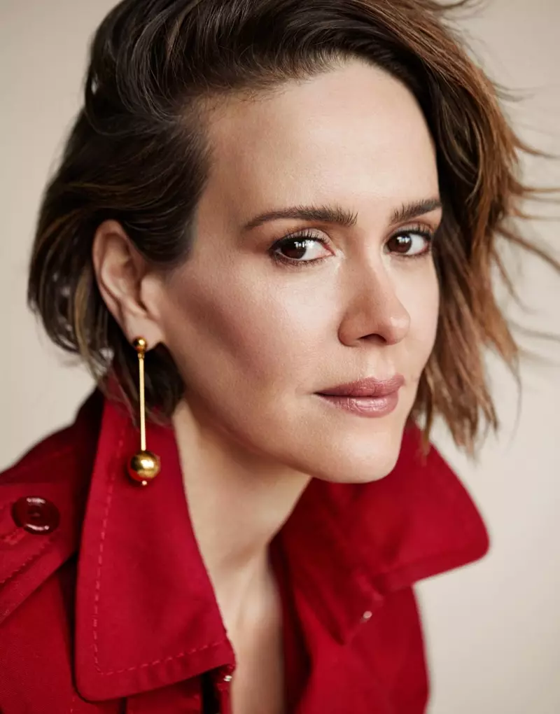 Yakın çekim için hazır olan Sarah Paulson, Sophie Buhal küpeleriyle Marc Jacobs ceketiyle poz veriyor