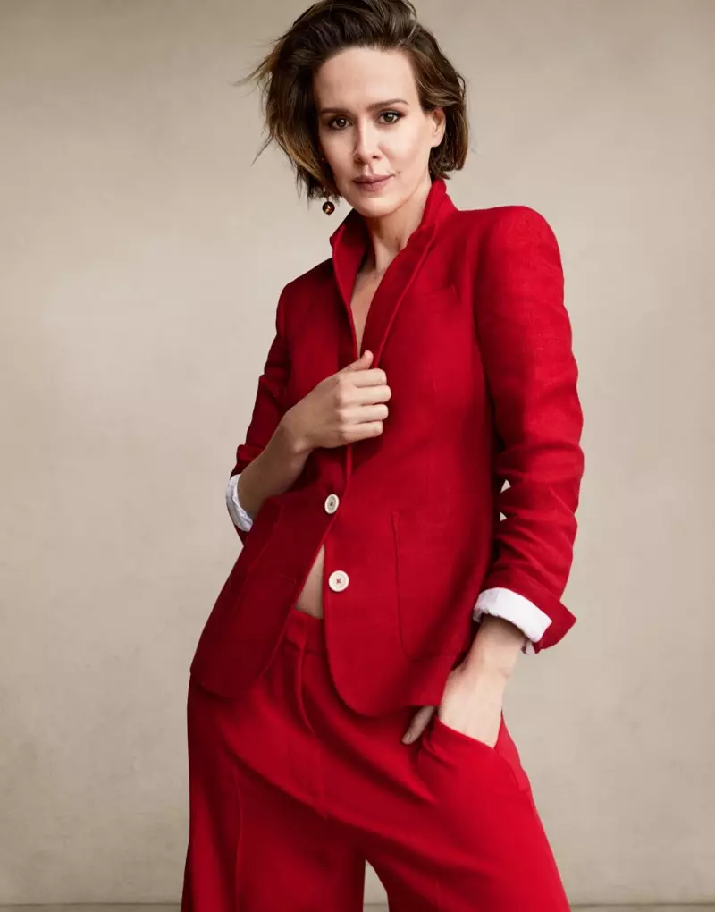 Sarah Paulson ในชุดเบลเซอร์ Hillier Bartley และกางเกง Stella McCartney พร้อมต่างหู Sophie Buhal