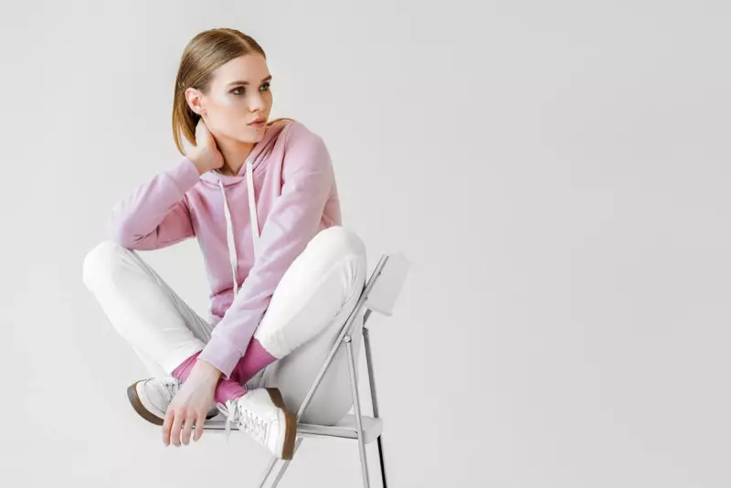 Model sa Pink Hoodie Sweatshirt