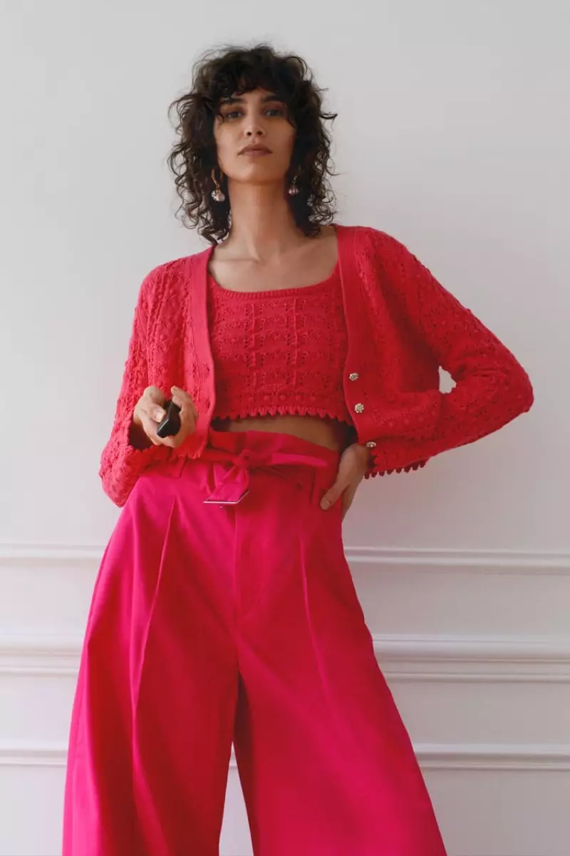 Qırmızı-isti görünüşünü yelləyən Mica Arganaraz Zara dizaynlarını sınayır.