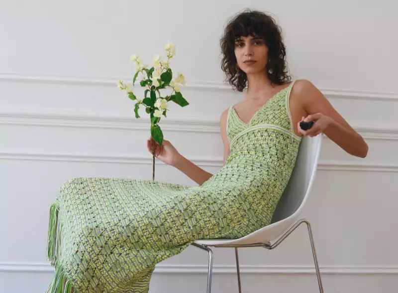 Mica Arganaraz가 Zara 니트 플래퍼 드레스를 입고 포즈를 취하고 있습니다.