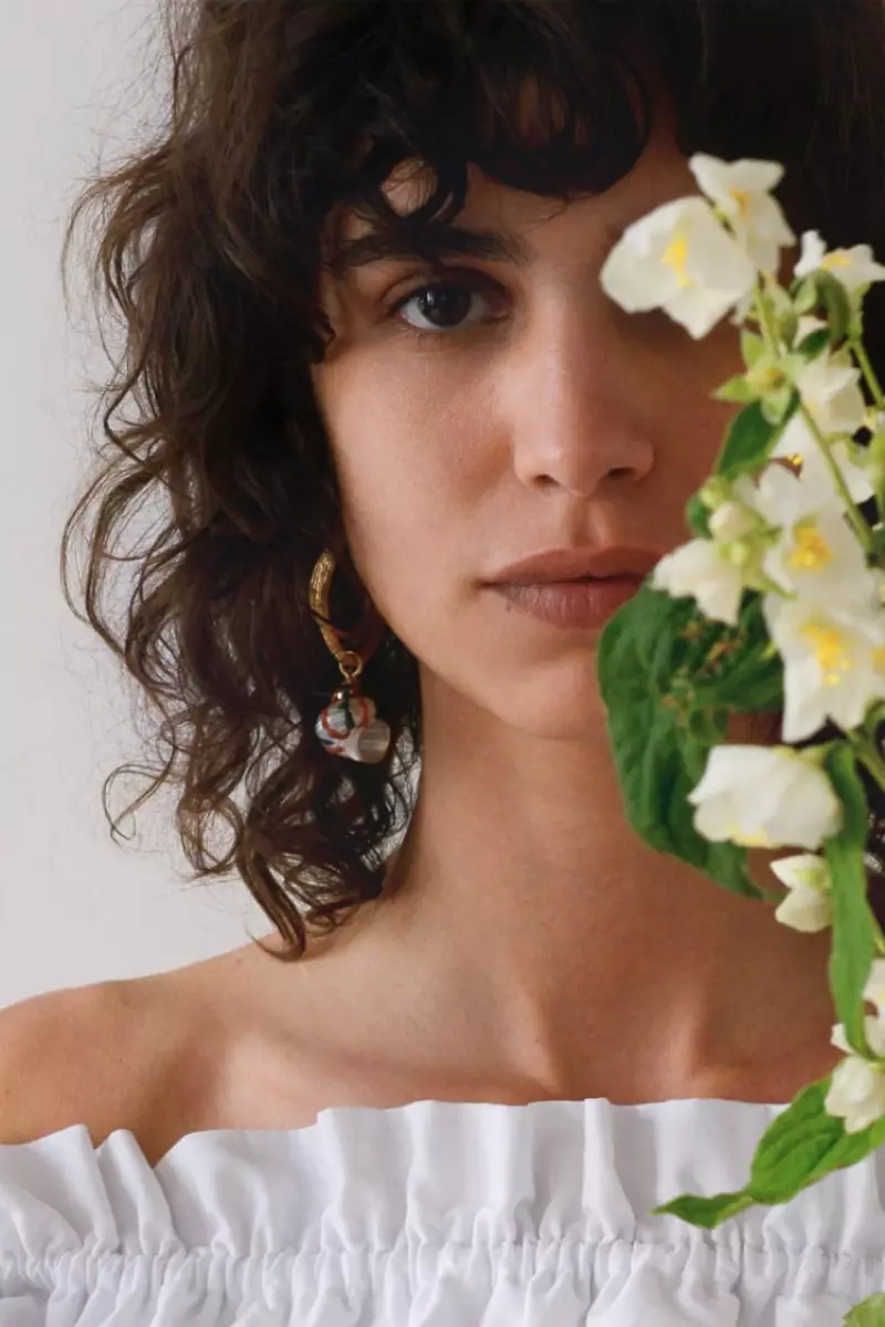 Η Mica Arganaraz μοντελοποιεί τις ζωηρές καλοκαιρινές εμφανίσεις της Zara