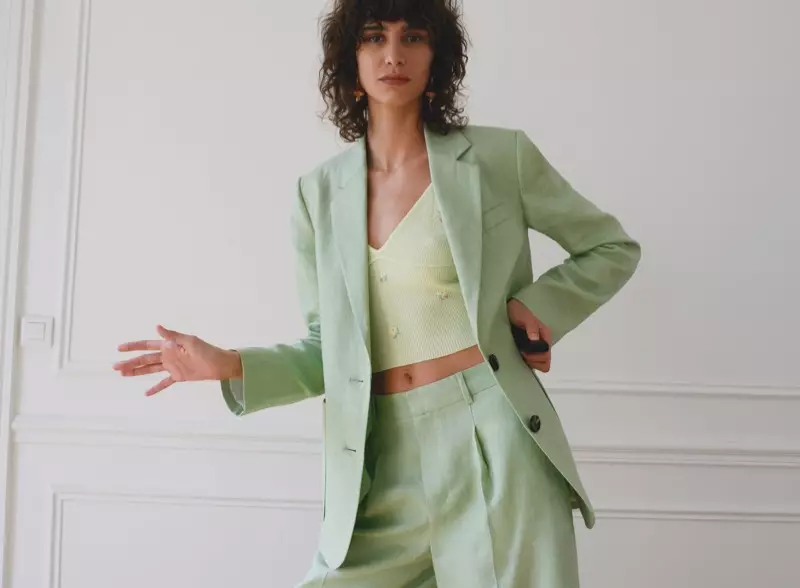 Model Mica Arganaraz passt an gréng Zara Ensembel.