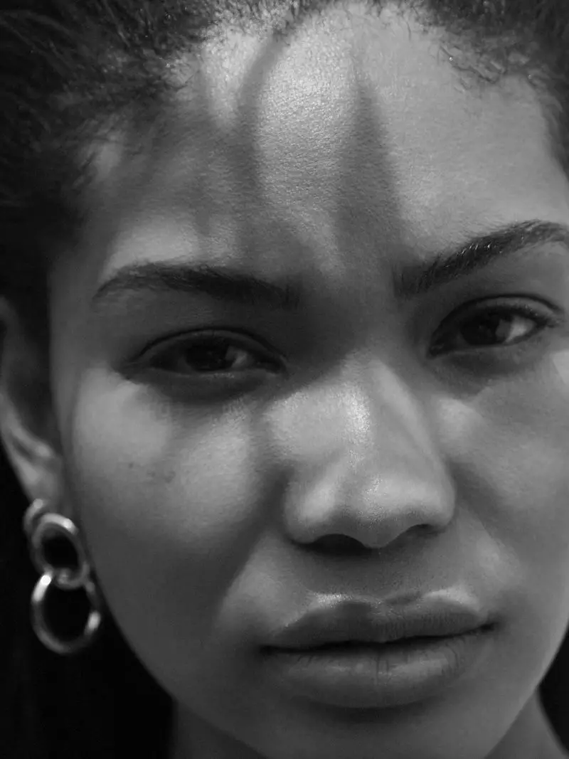 Chanel Iman pose dans des styles ensoleillés pour ELLE Croatie