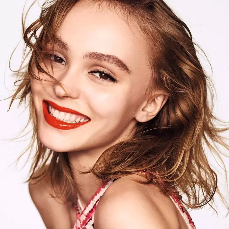 Sorrindo, Lily-Rose Depp estrela o anúncio de Rouge Coco Gloss da Chanel