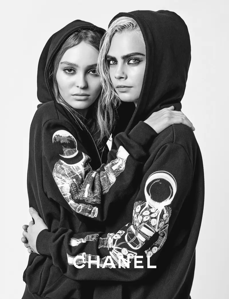 Lily-Rose Depp sy Cara Delevingne dia kintana amin'ny fampielezan-kevitr'i Chanel amin'ny fararano-ririnina 2017