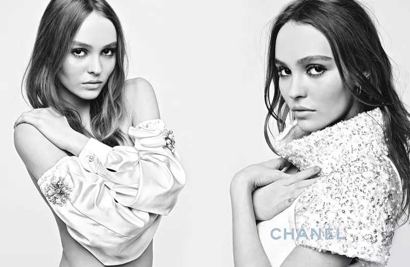 Grianghraf Karl Lagerfeld Lily-Rose Depp le haghaidh feachtas titim-gheimhridh 2017 Chanel