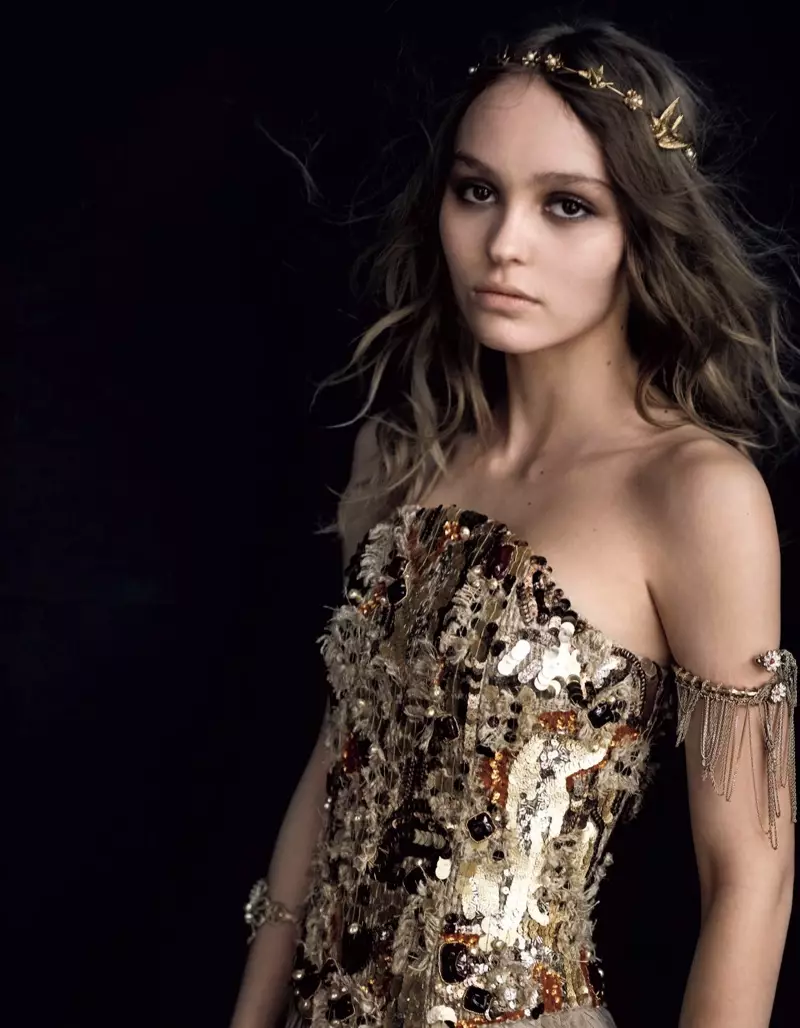 Mampiakatra ny famirapiratana, i Lily-Rose Depp dia nanao akanjo vita amin'ny sequin Chanel.