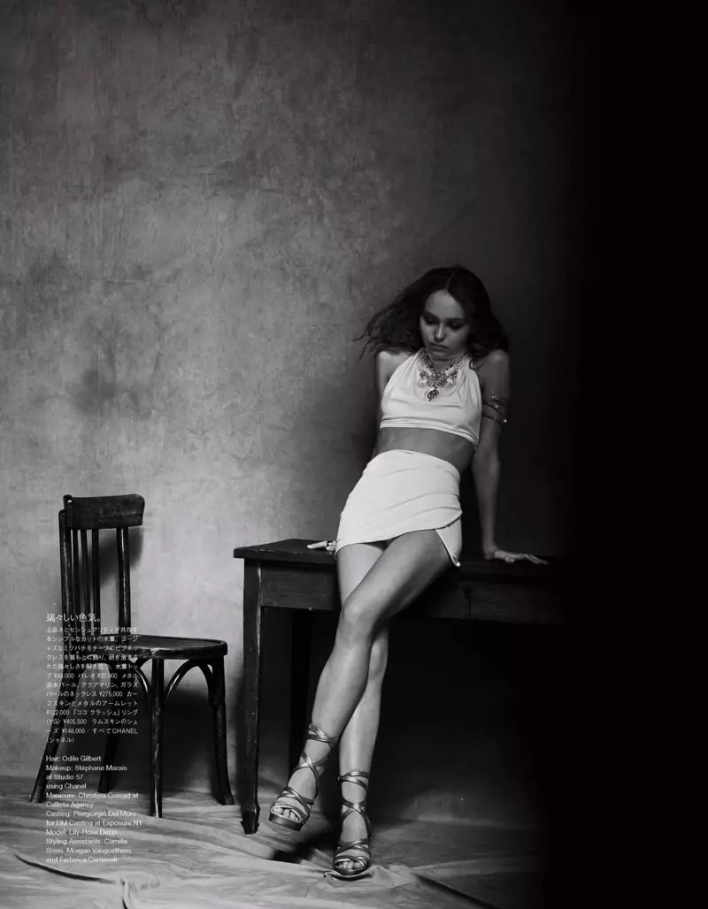 Fotografiada en blanco y negro, Lily-Rose Depp viste un top corto, una falda y sandalias de Chanel.