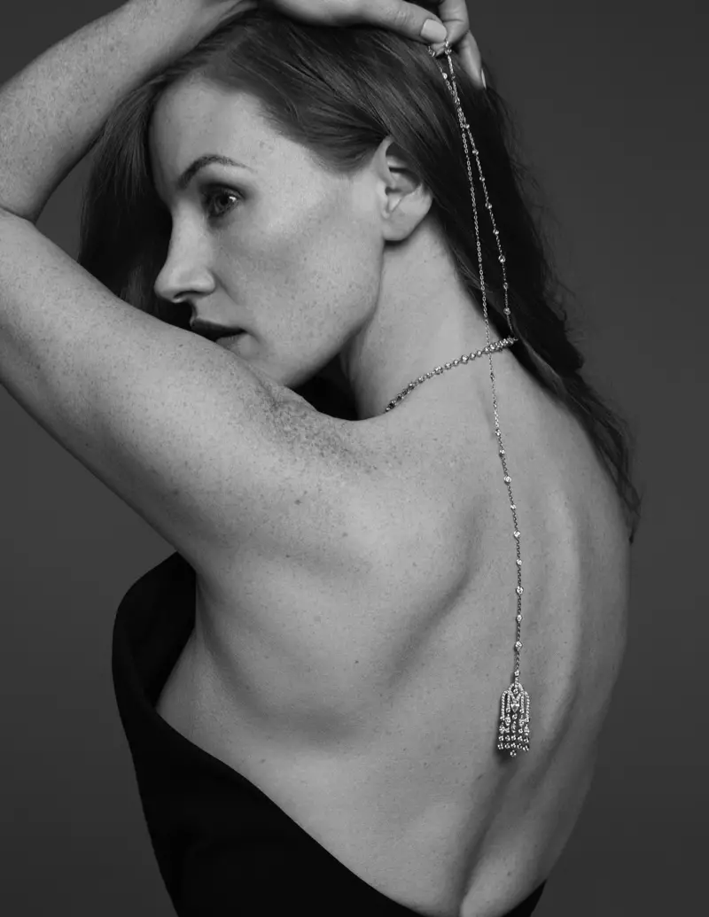 သူမ၏ကျောပြင်ကိုပြသပြီး Jessica Chastain သည် Piaget လက်ဝတ်ရတနာများနှင့်အတူ Celine လည်တိုင်အင်္ကျီကိုဝတ်ဆင်ထားသည်။ ဓာတ်ပုံ- David Roemer