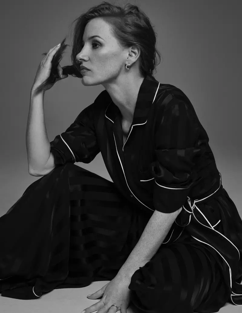 မင်းသမီး Jessica Chastain သည် Dolce & Gabbana ၀တ်စုံများနှင့် Piaget လက်ဝတ်ရတနာများကို ၀တ်ဆင်ထားသည်။ ဓာတ်ပုံ- David Roemer